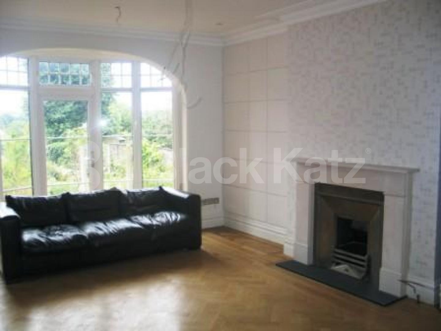 			5 Bedroom, 1 bath, 1 reception Flat			 Broomfield Lane, PALMERS GREEN N13